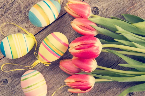 Húsvéti Tojás Virágzó Tulipán Alapon — Stock Fotó
