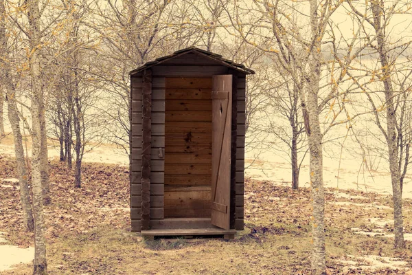 公園内にオープンドア付きの木製の屋外トイレ — ストック写真