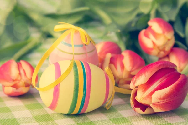 Paskalya Yumurtaları Kırmızı Laleler Pastel Renk Süzgeci — Stok fotoğraf
