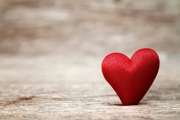 Красное Сердце Ткани Винтажном Фоне — стоковое фото