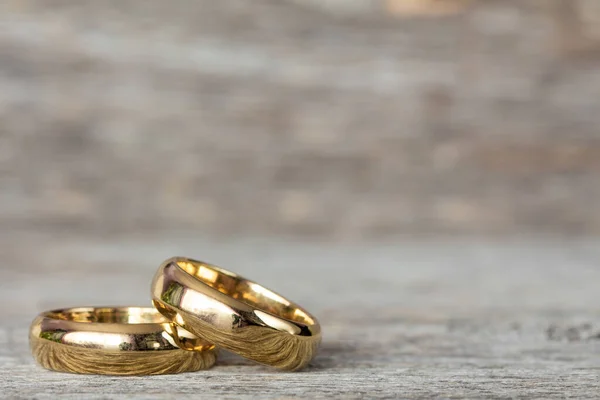 Δύο Χρυσά Δαχτυλίδια Γάμου Ξύλινη Επιφάνεια — Φωτογραφία Αρχείου
