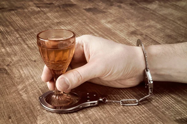 Alkoholsucht Mit Handschellen Und Alkoholglas Gefesselt — Stockfoto