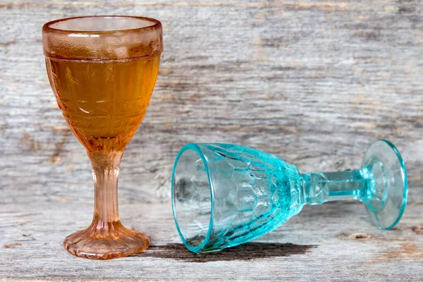 木制底座上的两个水晶玻璃杯 酗酒的概念 — 图库照片