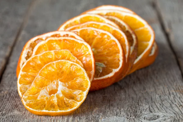 Haufen Trockener Orangenscheiben Auf Dem Hölzernen Hintergrund — Stockfoto