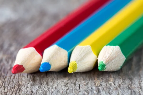 Widok Bliska Czterech Kolorowych Ołówków — Zdjęcie stockowe