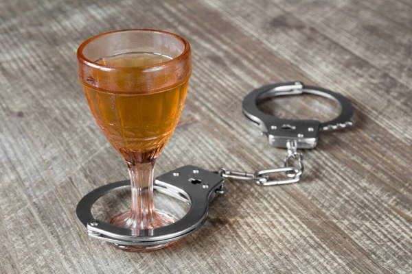 Alkoholglas Med Handklovar Som Symbol För Alkoholmissbruk — Stockfoto