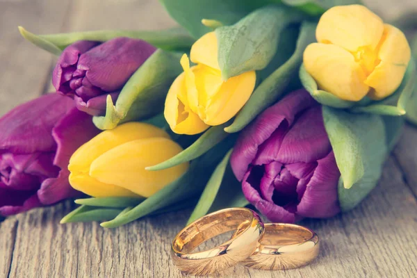 Wedding Rings Beautiful Tulips Background — Stock Photo, Image