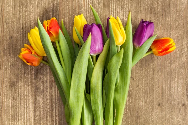 Kytice Barevných Tulipánů Dřevěném Pozadí — Stock fotografie