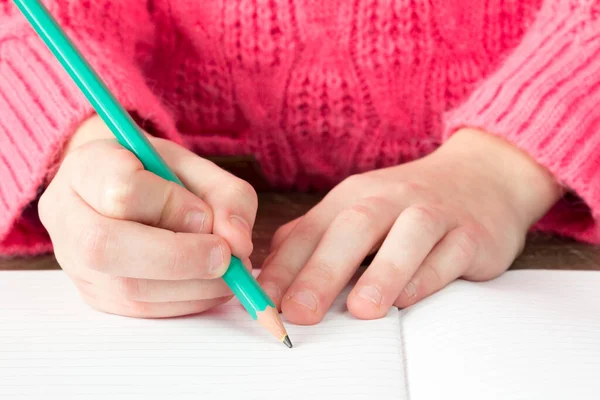 Mão Criança Com Lápis Começando Escrever Caderno Exercícios Branco — Fotografia de Stock