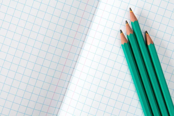 Quadratisches Schulheft Und Vier Bleistifte Zurück Zum Schulkonzept — Stockfoto
