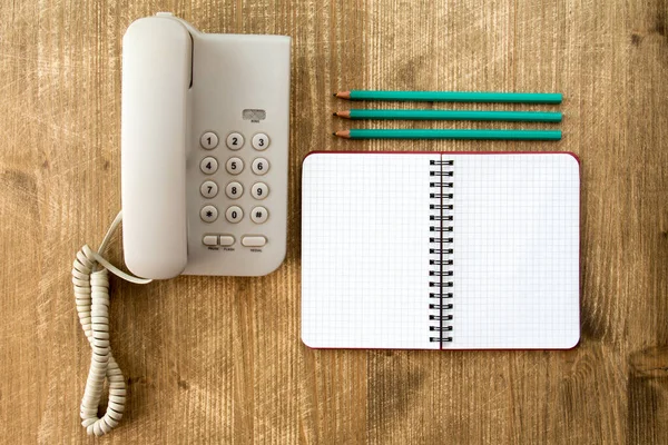 Teléfono Tono Táctil Cuaderno Blanco Tres Lápices — Foto de Stock