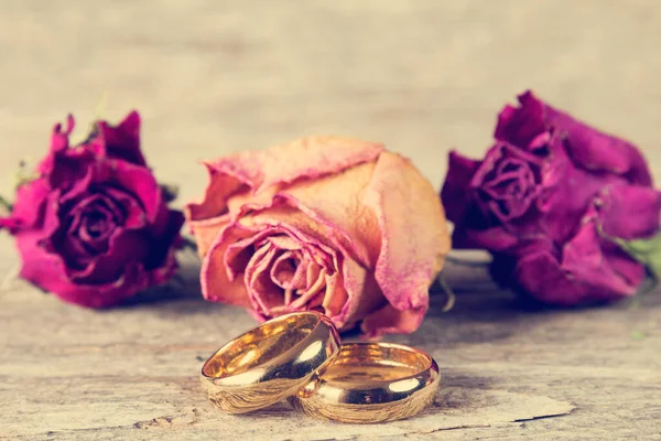 Anéis Casamento Com Botões Rosas Secas Fundo — Fotografia de Stock