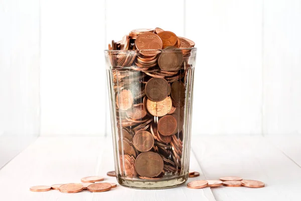 用杯子收集硬币 欧元钱 的省钱概念 — 图库照片