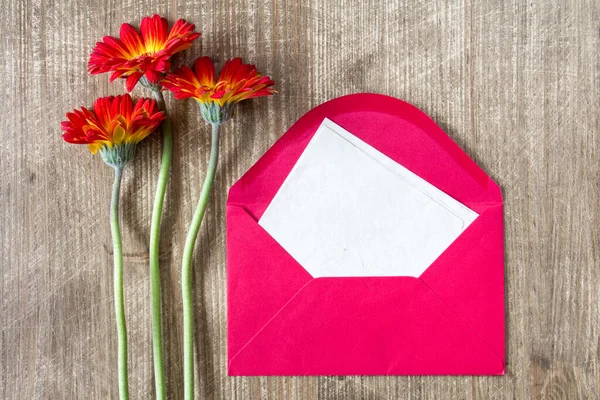 Sobres Con Letra Blanco Tres Gerberas Mesa Madera —  Fotos de Stock