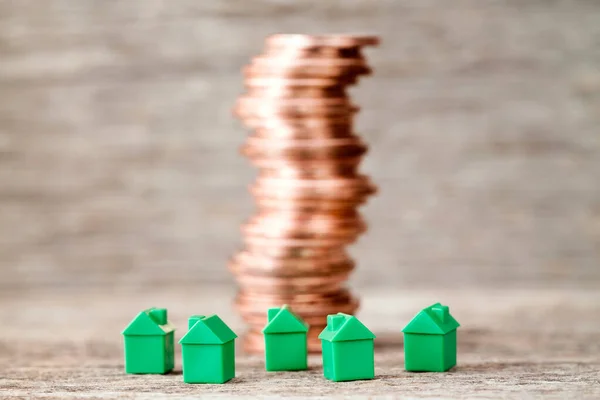 小房子和铜币堆积如山 抵押贷款 财产阶梯和房地产投资的概念 — 图库照片