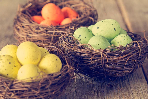 Drei Nester Mit Bemalten Eiern Auf Holzgrund Nahaufnahme Mit Selektivem — Stockfoto