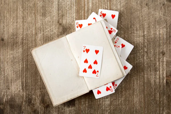 Открыть Книгу Играть Карты Деревянном Фоне — стоковое фото
