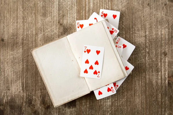 Libro Aperto Carte Gioco Sfondo Legno — Foto Stock