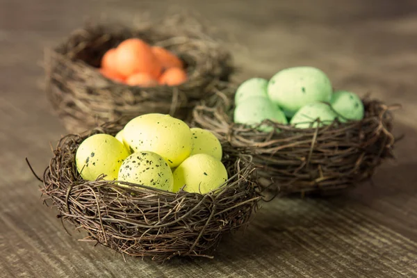 Τρεις Φωλιές Βαμμένα Αυγά Ξύλινο Φόντο — Φωτογραφία Αρχείου