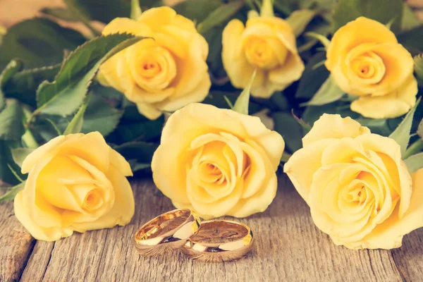 Anneaux Mariage Avec Des Roses Jaunes Sur Fond — Photo