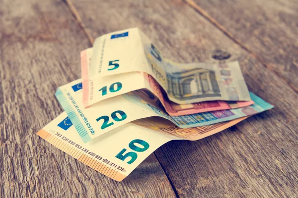Primo Piano Delle Banconote Euro Sfondo Ligneo Immagine Filtrata — Foto Stock