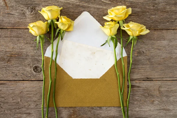 Rosas Amarillas Carta Amor Tarjeta Notas Con Sobre Dorado —  Fotos de Stock