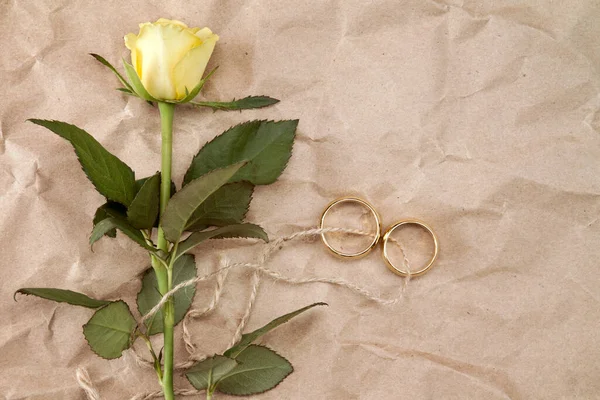 Δύο Χρυσές Βέρες Και Κίτρινα Τριαντάφυλλα Δεμένα Σπάγκο — Φωτογραφία Αρχείου