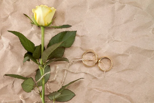 Twee Gouden Trouwringen Gele Rozen Gebonden Met Koord — Stockfoto