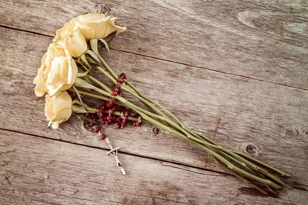 Crucifijo Plata Rosas Amarillas Sobre Fondo Madera Viejo —  Fotos de Stock