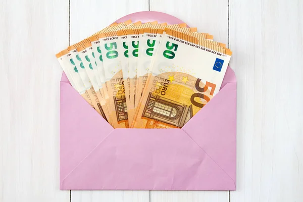 Busta Rosa Con Banconote Euro Sfondo Legno — Foto Stock