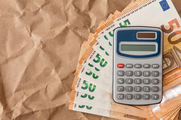 Geld Und Ein Taschenrechner Auf Zerknittertem Papier Hintergrund Kopierraum — Stockfoto