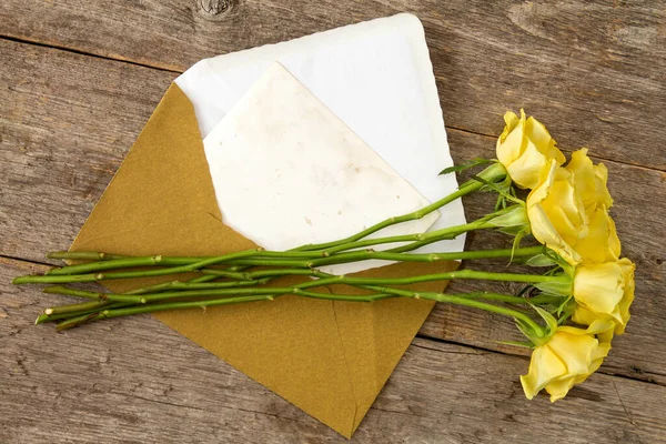 Rosas Amarillas Carta Amor Tarjeta Notas Con Sobre Dorado —  Fotos de Stock