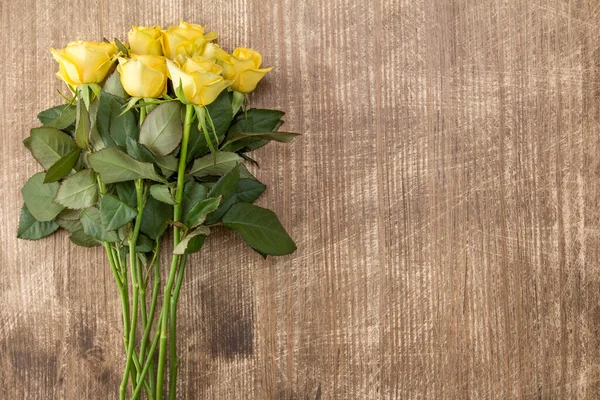 Bukiet Żółtych Róż Miejscem Ksero Drewnianym Tle — Zdjęcie stockowe