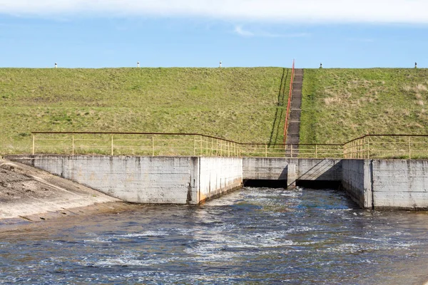Water Flowing Floodgates Small Dam Springtime — Stock Photo, Image