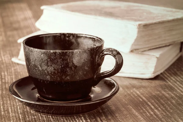 咖啡杯时间概念 咖啡杯和木制桌子上的书 — 图库照片
