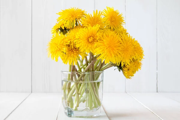 Maskros Blommor Placerade Glas Med Vatten — Stockfoto