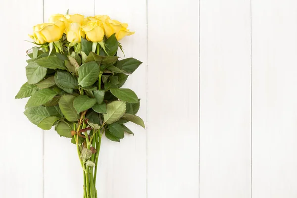 Bukiet Żółtych Róż Miejscem Ksero Białym Drewnianym Tle — Zdjęcie stockowe