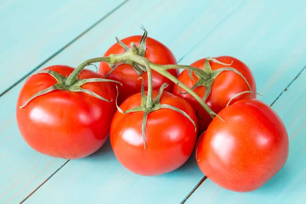 Świeże Pomidory Winorośli Niebieskim Drewnianym Tle — Zdjęcie stockowe