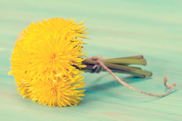 Stelletje Gele Paardebloem Vastgebonden Met Touw Gefilterde Afbeelding — Stockfoto