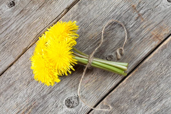 Bukiet Żółtych Kwiatów Mniszka Lekarskiego Związany Rope Top View — Zdjęcie stockowe
