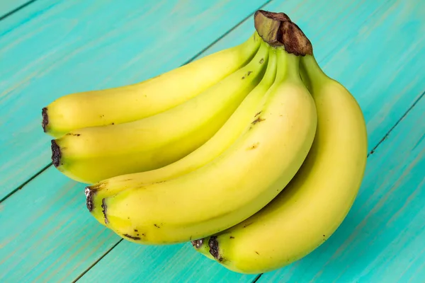 Manojo Plátanos Sanos Sobre Fondo Madera Pintado Azul — Foto de Stock