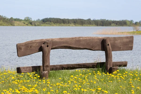 Empty Wooden Bench Lake Shore Ideal Place Resting — Stock Photo, Image