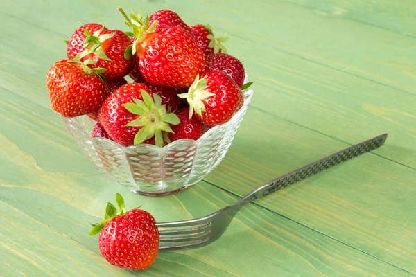 Frische Bio Erdbeeren Und Eine Gabel Auf Einem Hölzernen Hintergrund — Stockfoto