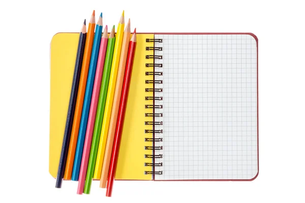 Notebook Gekleurde Potloden Geïsoleerd Witte Achtergrond — Stockfoto