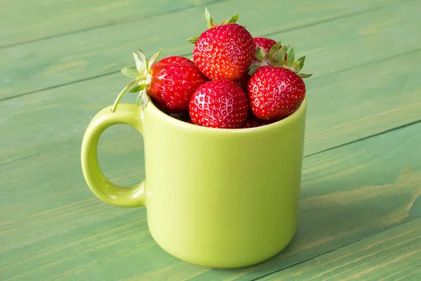Grüner Becher Mit Erdbeeren Auf Hölzernem Hintergrund — Stockfoto