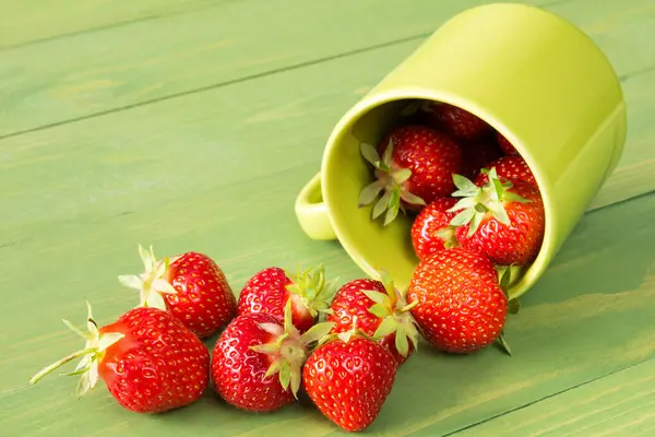 Frische Und Schmackhafte Erdbeeren Becher Auf Grünem Holzgrund — Stockfoto