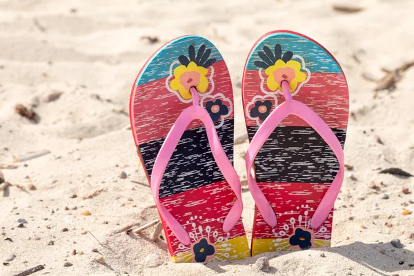 Sandal Flip Flop Fehér Homokos Strandon Nyári Vakációkon — Stock Fotó