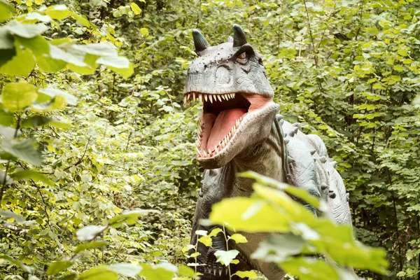 Statua Del Dinosauro Gorgosauro Una Foresta Verde — Foto Stock