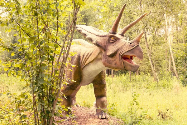 Statua Dinosauro Triceratops Una Foresta Verde — Foto Stock