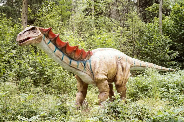 Estátua Gigantesca Dinossauro Realista Uma Floresta — Fotografia de Stock